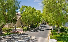 Stylish 2Bd/2Ba Condo 4 Miles From Six Flags!